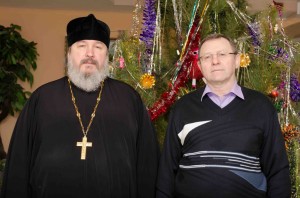 фото (отец Николай и директор пансионата Н.Николаев у елки)