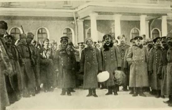 Офицеры, арестованные революционными солдатами. Петроградъ. 1917 годъ.