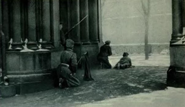 Уличные бои в Петрограде. 1917 год.